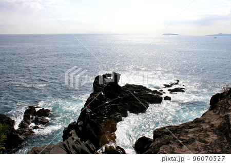 磯の先端に立ってメジナを釣る 磯の先端に立ってメジナを釣る 96070527