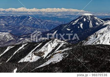 冬の八ヶ岳連峰・硫黄岳から見る蓼科山と白馬・後立山連峰 冬の八ヶ岳連峰・硫黄岳から見る蓼科山と白馬・後立山連峰 96070536