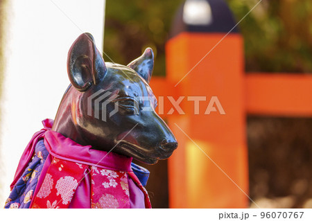 住吉大社 千年楠の前に立つ狐の像 96070767