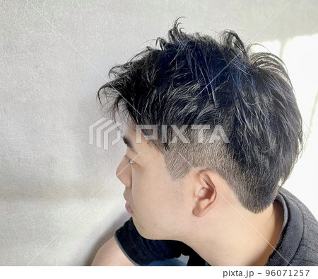 男性の横顔 96071257