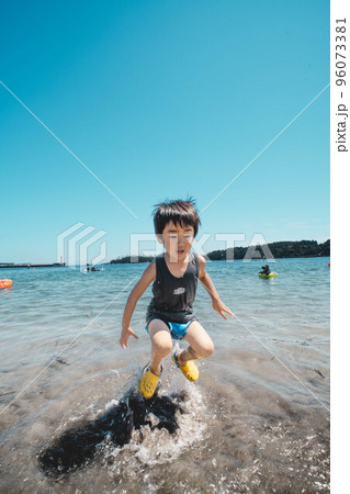 青空のもと海ではしゃぐ子ども 青空のもと海ではしゃぐ子ども 96073381