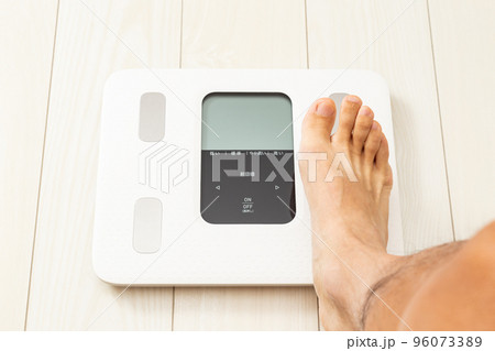 体重計にのる男性の足元 体重計にのる男性の足元 96073389