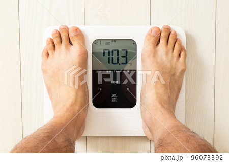 体重計にのる男性の足元 96073392