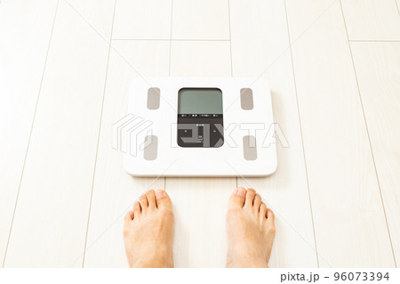 体重計にのる男性の足元 体重計にのる男性の足元 96073394