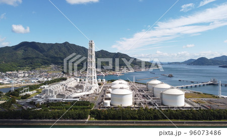 火力発電所『ドローン空撮』山口県柳井市の街並みと空と雲　SDGs co2削減！ 96073486