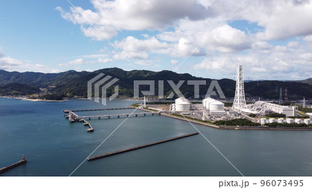 火力発電所『ドローン空撮』山口県柳井市の街並みと空と雲　SDGs co2削減！ 96073495