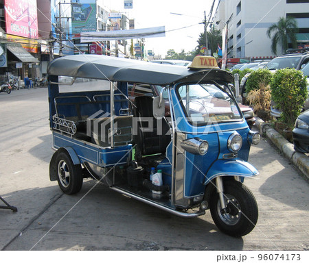 タイ名物のトゥクトゥクタクシー, シーラチャー, タイ タイ名物のトゥクトゥクタクシー, シーラチャー, タイ 96074173