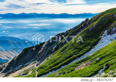 長野県の中央アルプス木曽駒ヶ岳極楽平から見る南アルプスと富士山 96074297