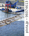 北海道 千歳川に遡上したたくさんの鮭とインディアン水車 96074613