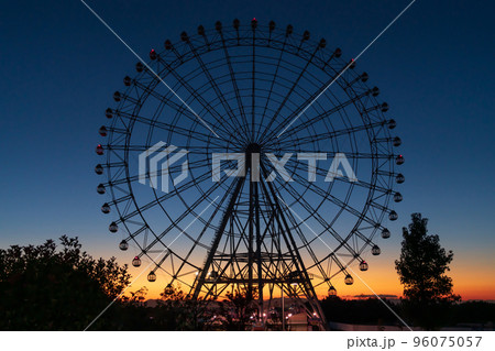 愛・地球博記念公園、夕暮れ時の大観覧車〈愛知県長久手市〉 96075057