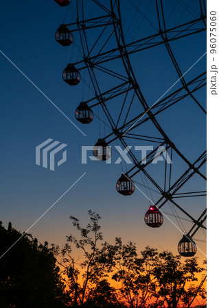 愛・地球博記念公園、夕暮れ時の大観覧車〈愛知県長久手市〉 96075060