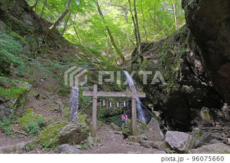 御岳山にある綾広の滝 | 東京都青梅市【夏】 御岳山にある綾広の滝 | 東京都青梅市【夏】 96075660