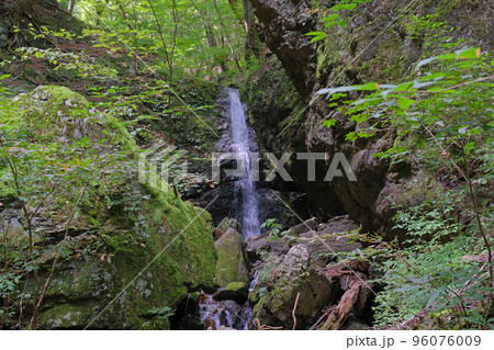 御岳山にある綾広の滝 | 東京都青梅市【夏】 96076009