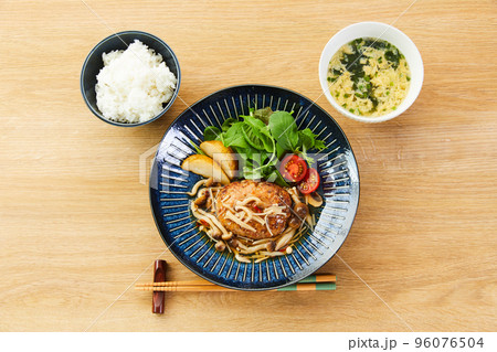 和風きのこソースハンバーグ　和風ハンバーグ　ハンバーグ 96076504