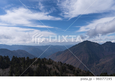 壮大な山々の風景 壮大な山々の風景 96077195