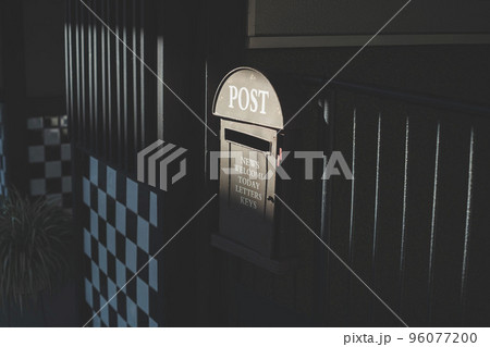 おしゃれなポストの写真 96077200