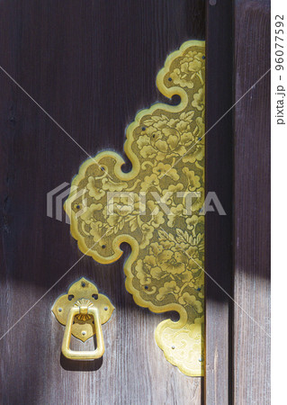 住吉大社　幣殿扉の金細工 96077592