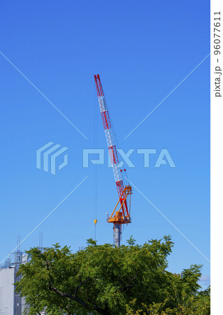建設現場のクレーンと青い空 96077611