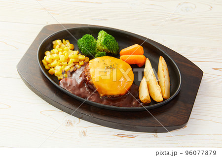 チーズハンバーグ　ハンバーグ 96077879