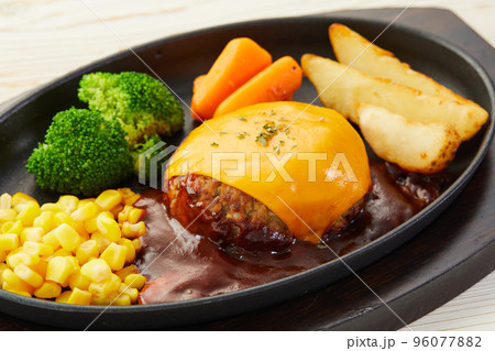 チーズハンバーグ　ハンバーグ 96077882