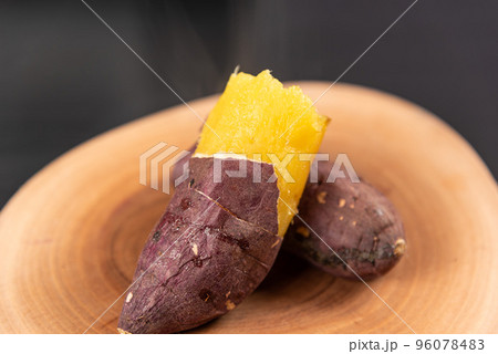 石焼いも 湯気が出る 石焼いも 湯気が出る 96078483