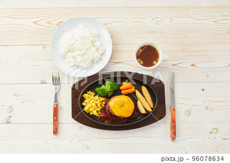 チーズハンバーグ　ハンバーグ 96078634