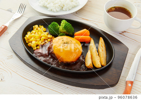 チーズハンバーグ　ハンバーグ 96078636