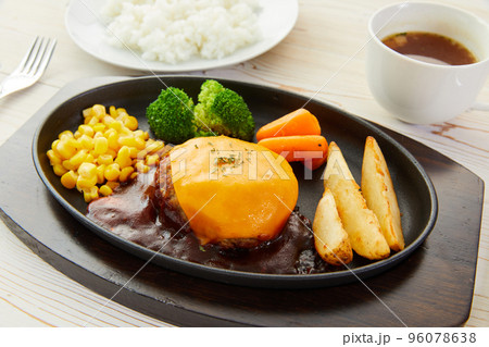 チーズハンバーグ　ハンバーグ 96078638