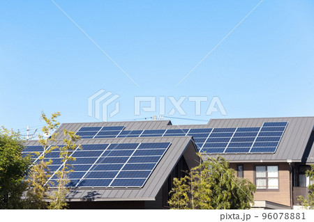 【環境イメージ】太陽光パネルが設置された住宅の屋根と快晴の青空。 【環境イメージ】太陽光パネルが設置された住宅の屋根と快晴の青空。 96078881