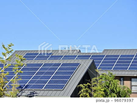 【環境イメージ】太陽光パネルが設置された住宅の屋根と快晴の青空。 【環境イメージ】太陽光パネルが設置された住宅の屋根と快晴の青空。 96079397