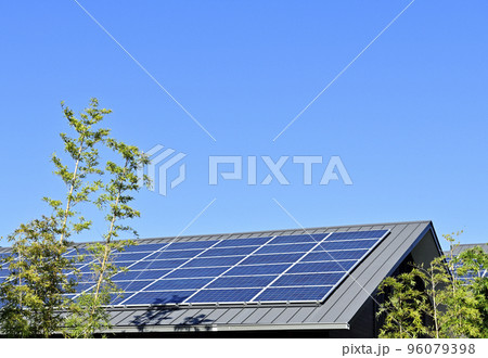 【環境イメージ】太陽光パネルが設置された住宅の屋根と快晴の青空。 96079398