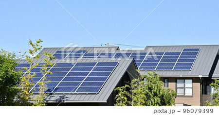 【環境イメージ】太陽光パネルが設置された住宅の屋根と快晴の青空。 96079399