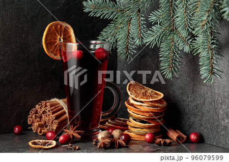 Hot Christmas drink with ingredients. 96079599