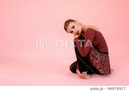 Tender ballerina in pointe Tender ballerina in pointe 96079927