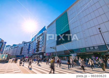 日本の東京都市景観 XBB、BQ.1.1…屋外での感染はほぼないが換気意識欠如で…＝11月8日、池袋 96080620