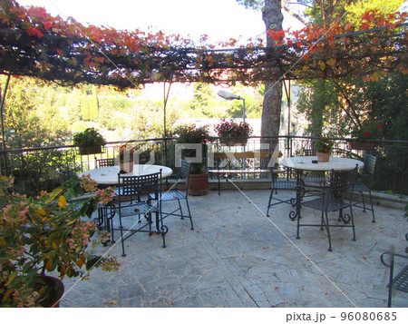 イタリア シエナ 紅葉する秋のカフェ テーブル 96080685