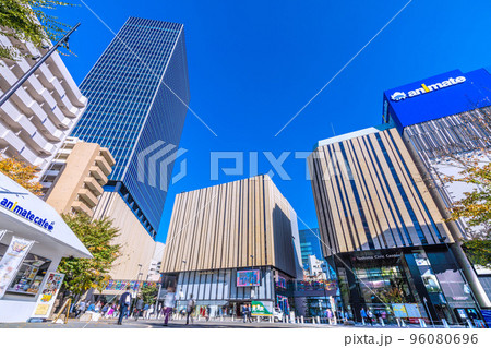 日本の東京都市景観 池袋駅東口にあるハレザ池袋などを望む 日本の東京都市景観 池袋駅東口にあるハレザ池袋などを望む 96080696