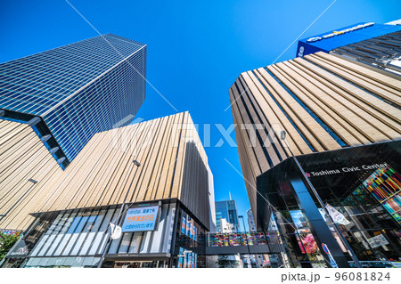 日本の東京都市景観 池袋駅東口にあるハレザ池袋などを望む 日本の東京都市景観 池袋駅東口にあるハレザ池袋などを望む 96081824