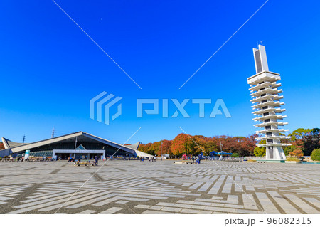 東京　世田谷区　駒沢オリンピック公園　オリンピック記念塔と体育館　 96082315