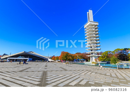 東京　世田谷区　駒沢オリンピック公園　オリンピック記念塔と体育館　 96082316