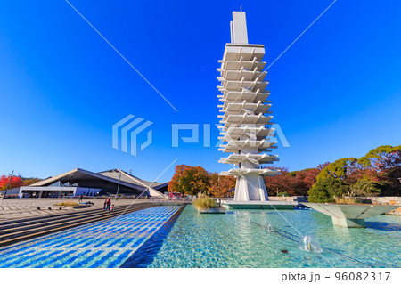 東京　世田谷区　駒沢オリンピック公園　オリンピック記念塔と体育館　 96082317