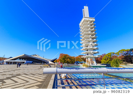 東京　世田谷区　駒沢オリンピック公園　オリンピック記念塔と体育館　 96082319