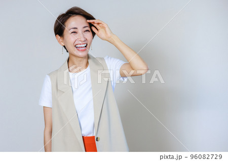 白背景で微笑む女性のポートレート 96082729