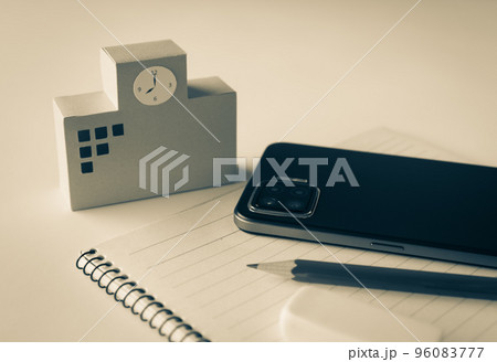 教育とスマホ スマートフォンと校舎 教育とスマホ スマートフォンと校舎 96083777