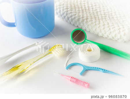 口腔ケアのアイテム　デンタルケア　歯の手入れ　歯周病予防 96083870