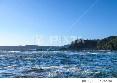 静岡県伊豆半島・恵比須島から見る海と青空 96083981