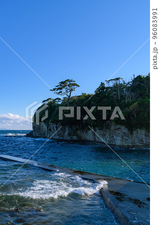 静岡県伊豆半島・恵比須島から見る海と青空 96083991