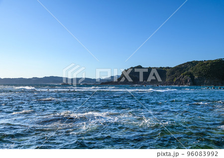 静岡県伊豆半島・恵比須島から見る海と青空 96083992
