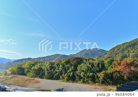 親鼻の紅簾石片岩からの景色　宝登山　埼玉県秩父郡皆野町 96084064