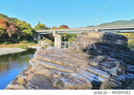 親鼻の紅簾石片岩 埼玉県秩父郡皆野町 親鼻の紅簾石片岩 埼玉県秩父郡皆野町 96084082